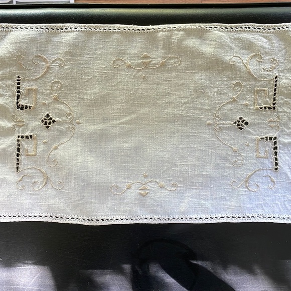 Beautiful Vtg table top doily cut out & lace.Handmade. Freshly washed/ironed - Picture 1 of 7